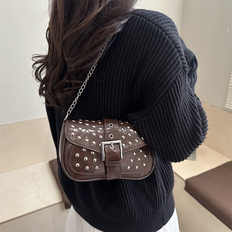 欧美风潮流手提包腋下包女包2026新款时尚简约朋克风铆钉单肩包