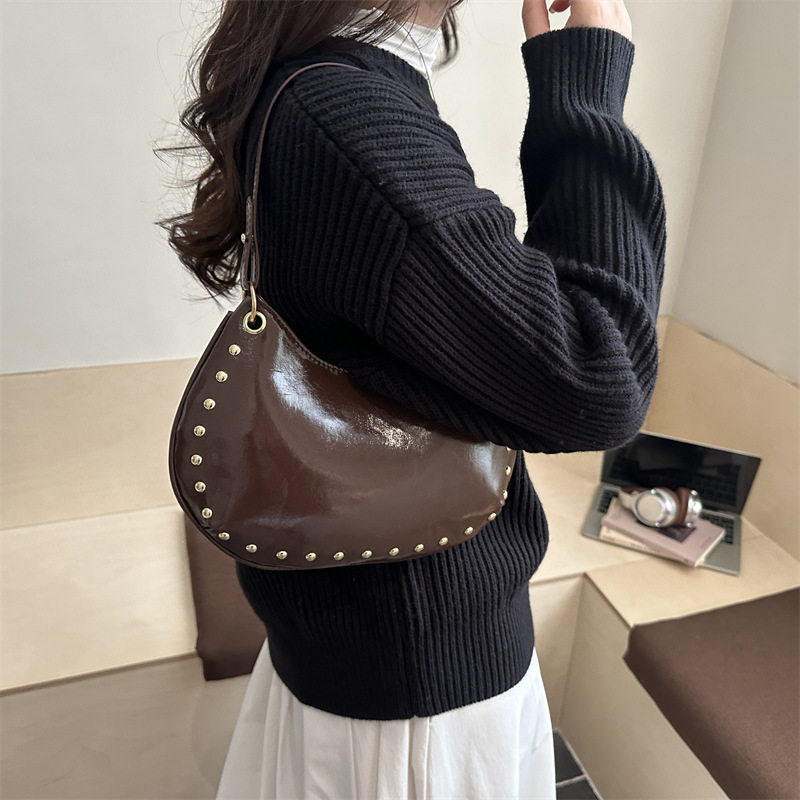 2026新款铆钉新月包包女时尚潮流腋下包时尚韩系小众单肩手提包