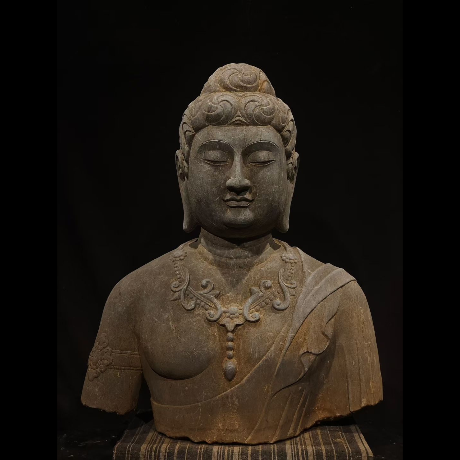 石雕复古仿古青石唐代佛半身佛佛像造像胸像摆件做旧摆放佛堂供养