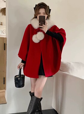 2026秋冬新款韩系毛领斗篷毛呢外套女红色连帽环保毛球保暖大衣