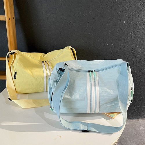 春夏男女同款轻便防水大容量休闲背包斜跨包运动包健身吐司枕头包