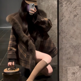 2025年秋冬新款 韩系淑女轻奢高级感咖啡色毛绒连帽格纹大衣外套女
