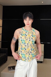 夏季个性花卉紧身型男圆领背心潮流痞帅无袖弹力针织坎肩5254P60图片