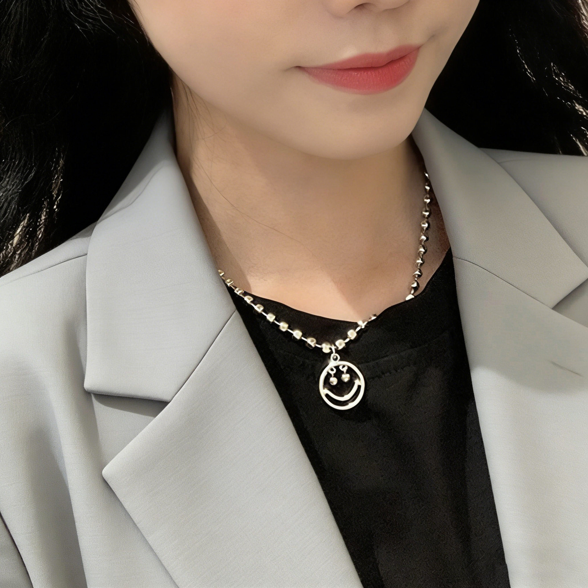 韩版小众设计感笑脸手链女新款幸运字母网红潮流风圆牌手链手饰女图片