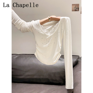 拉夏贝尔白色蕾丝拼接假两件长袖 V领烫钻T恤女休闲风上衣 2026春季