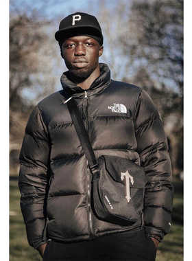 trapstar新款欧美风黑色金属标扣斜挎包复古大容量邮差包情侣