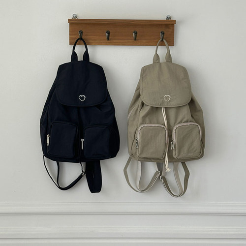 韩国热销爱心刺绣时尚轻便双肩包