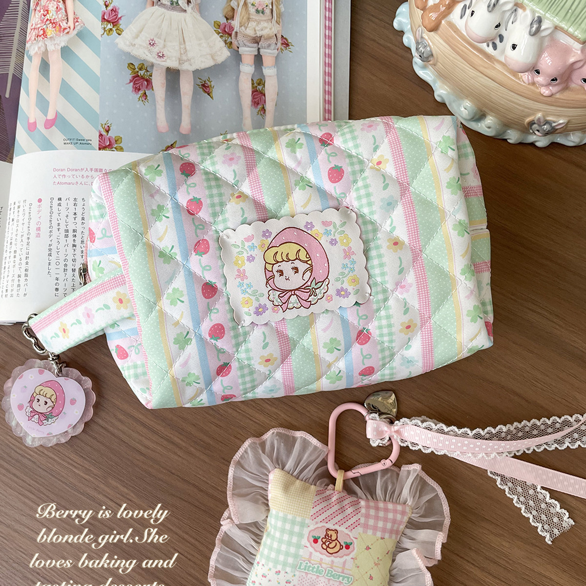 littleberry软绵绵绿色拼布草莓四叶草图案绗面化妆包收纳包