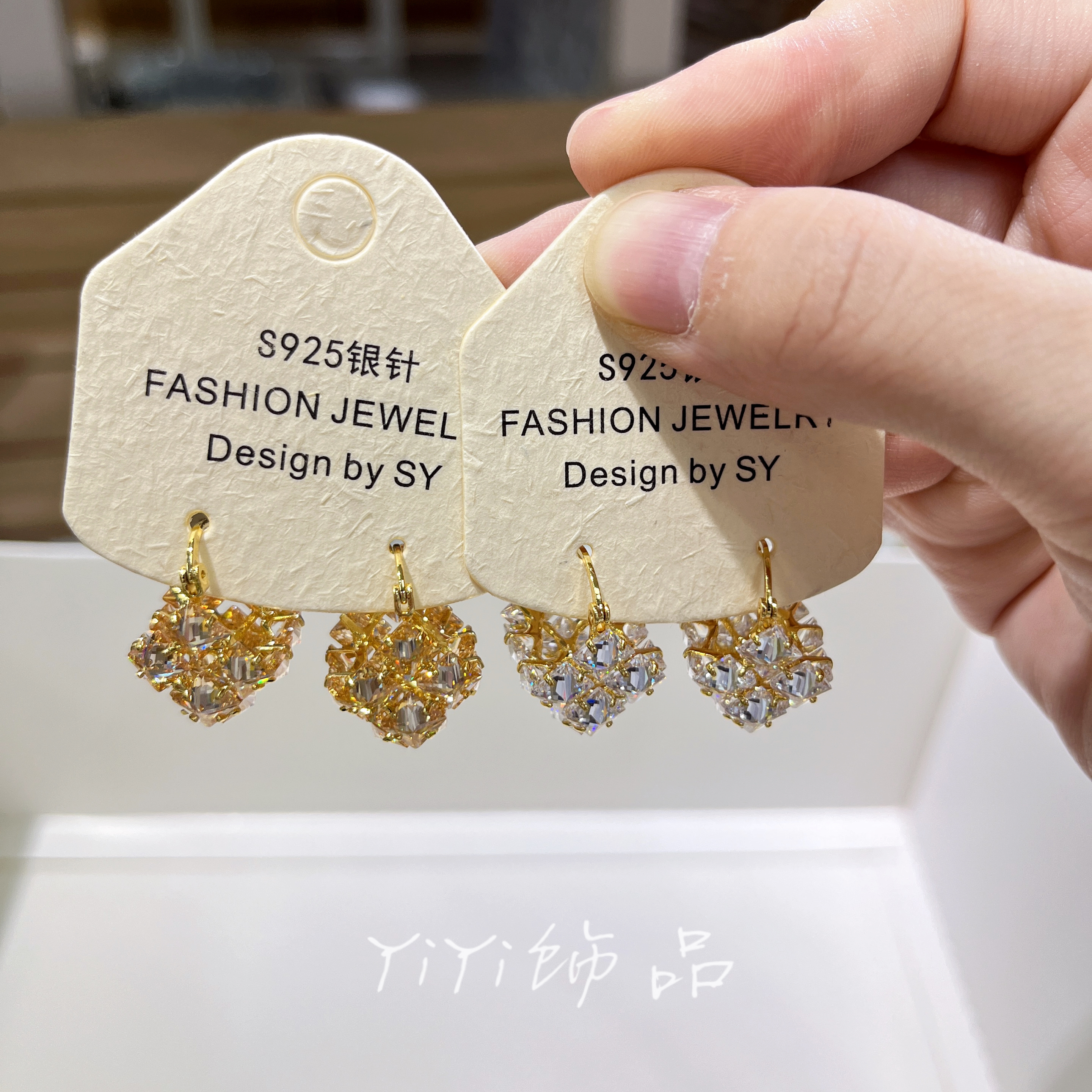 2025爆款高级精致超闪锆石三角魔方耳扣女时尚名媛风气质轻奢耳环