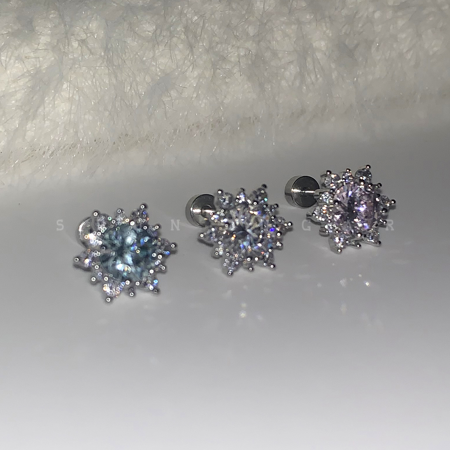 闪耀雪花耳骨钉平底钛钢清冷高级感精致太阳花锆石耳蜗钉百搭耳饰