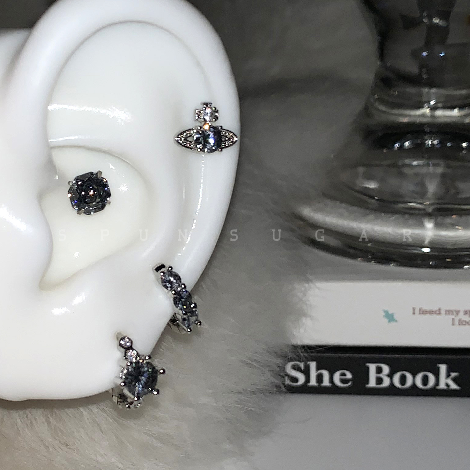 爆闪黑色十字架耳骨钉