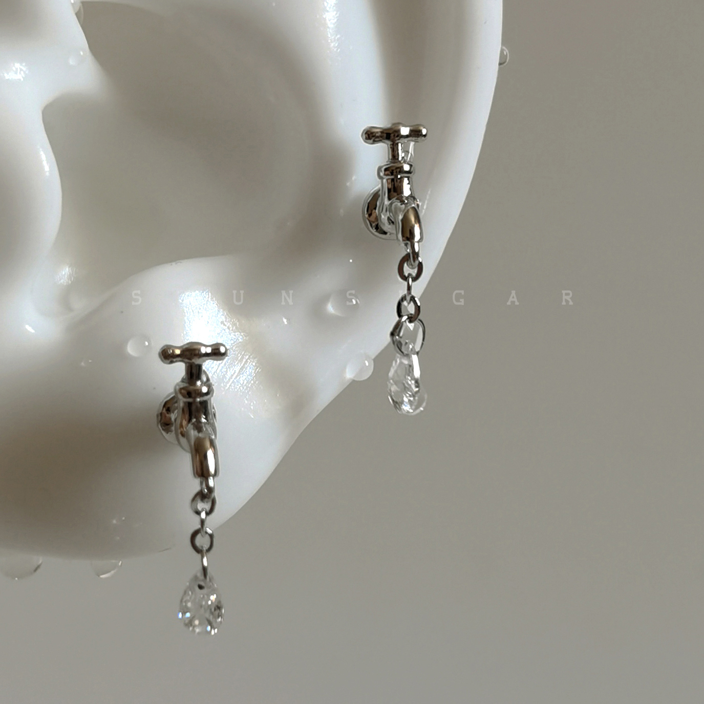 小众水龙头闪闪水滴锆石耳骨钉