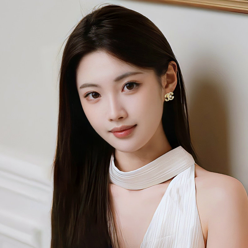 Double C Pearl Ear Clips: Elevate Your Style with Piercing-Free Luxury - Product image 4