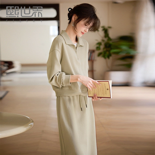 熙世界绿色通勤卫衣套装女2026春季新款休闲翻领上衣半身裙两件套