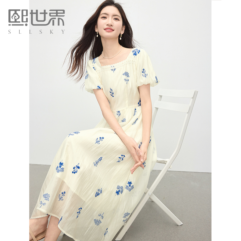 熙世界莱赛尔方领连衣裙女2025夏新款法式花苞袖植物刺绣收腰裙子