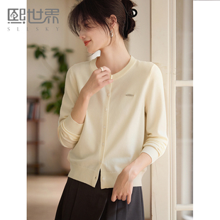 熙世界2025初春新款圆领针织开衫女长袖字母铭牌羊毛打底毛衫上衣
