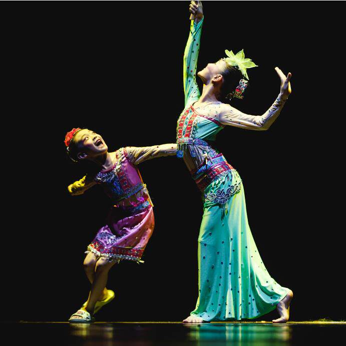 第九届小荷风采踩雨水舞蹈演出服儿童民族舞蹈表演服装雨伞道具