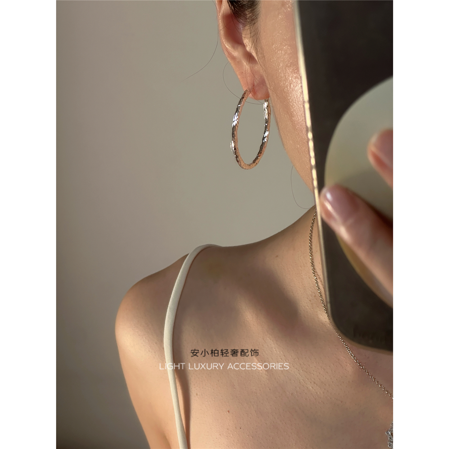 安小柏 推荐 视觉酷感 显脸瘦大耳圈 欧美百搭hoop肌理纹闪闪耳环