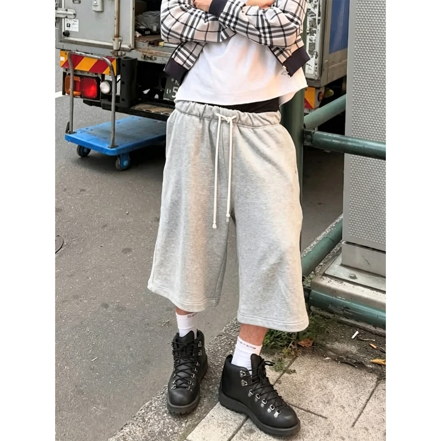 夏日街头慵懒感纯色宽松休闲七分裤男女直筒松弛百搭过膝阔腿短裤