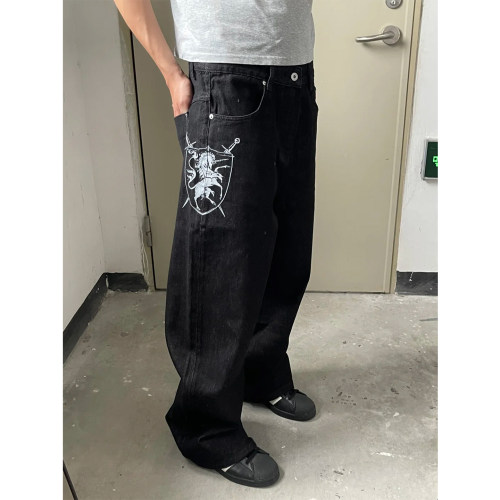 水洗黑战马盾牌印花牛仔裤男美式复古街头宽松阔腿裤丹宁原牛长裤