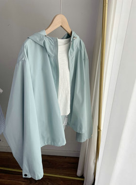 L97151巨显白冰蓝色冲锋衣 宽松版连帽薄外套女2025春