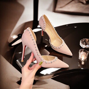 铆钉侧空高跟鞋女2026新款黑色性感红底浅口绒面细跟气质尖头单鞋