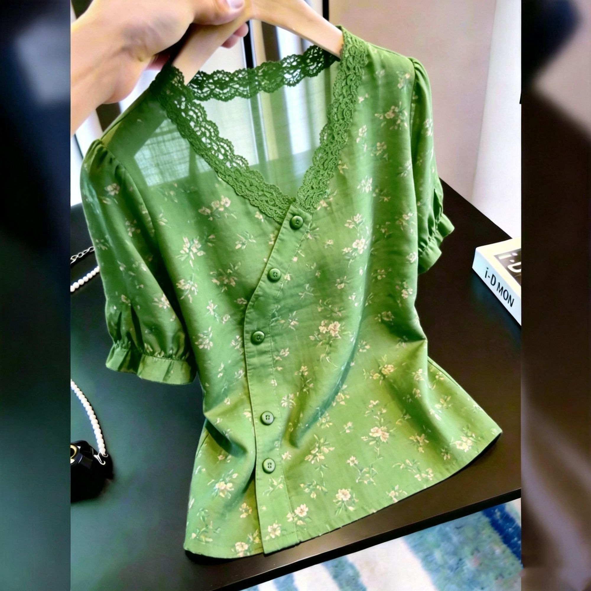 法式蕾丝V领碎花泡泡袖显瘦衬衫