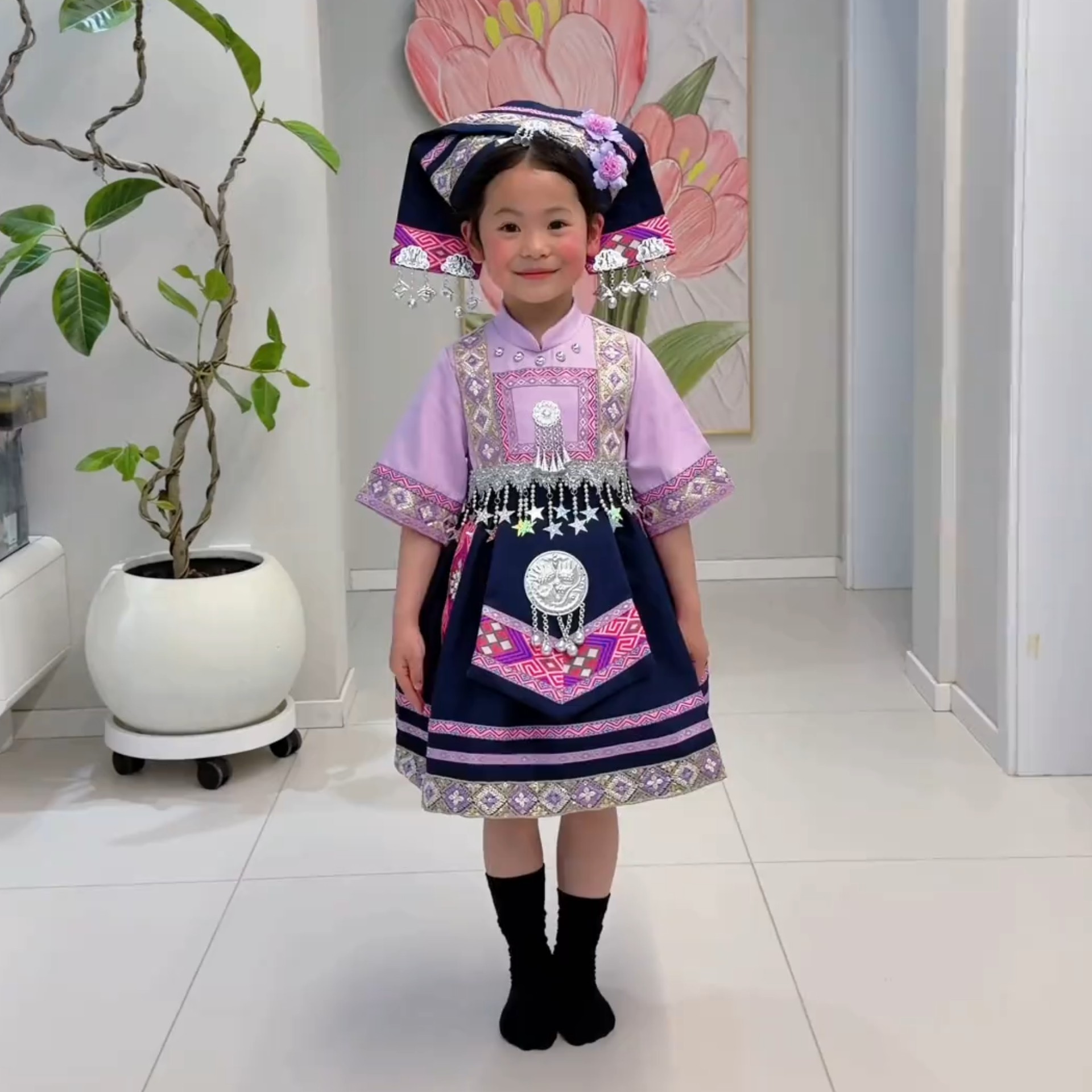 壮族儿童三月三演出洛丽塔公主裙