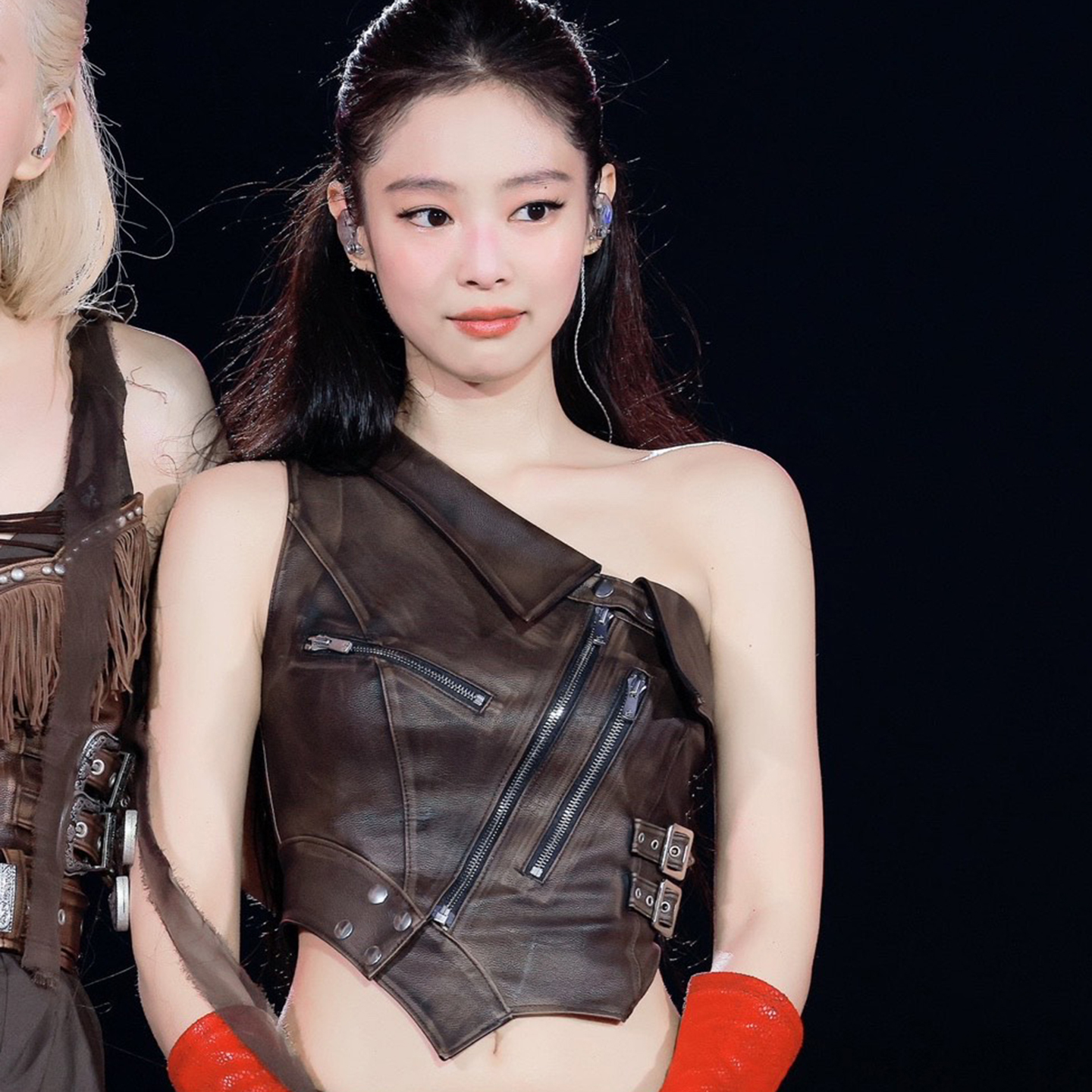 jennie同款做旧金属扣皮革背心女