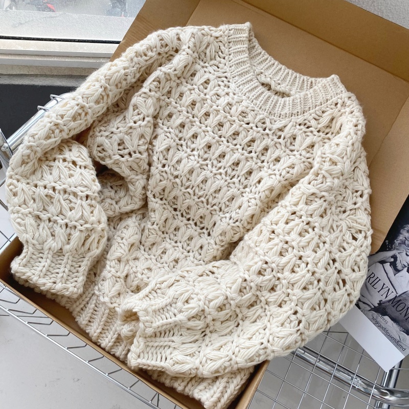 慵懒松弛圆领手工套头白毛衣