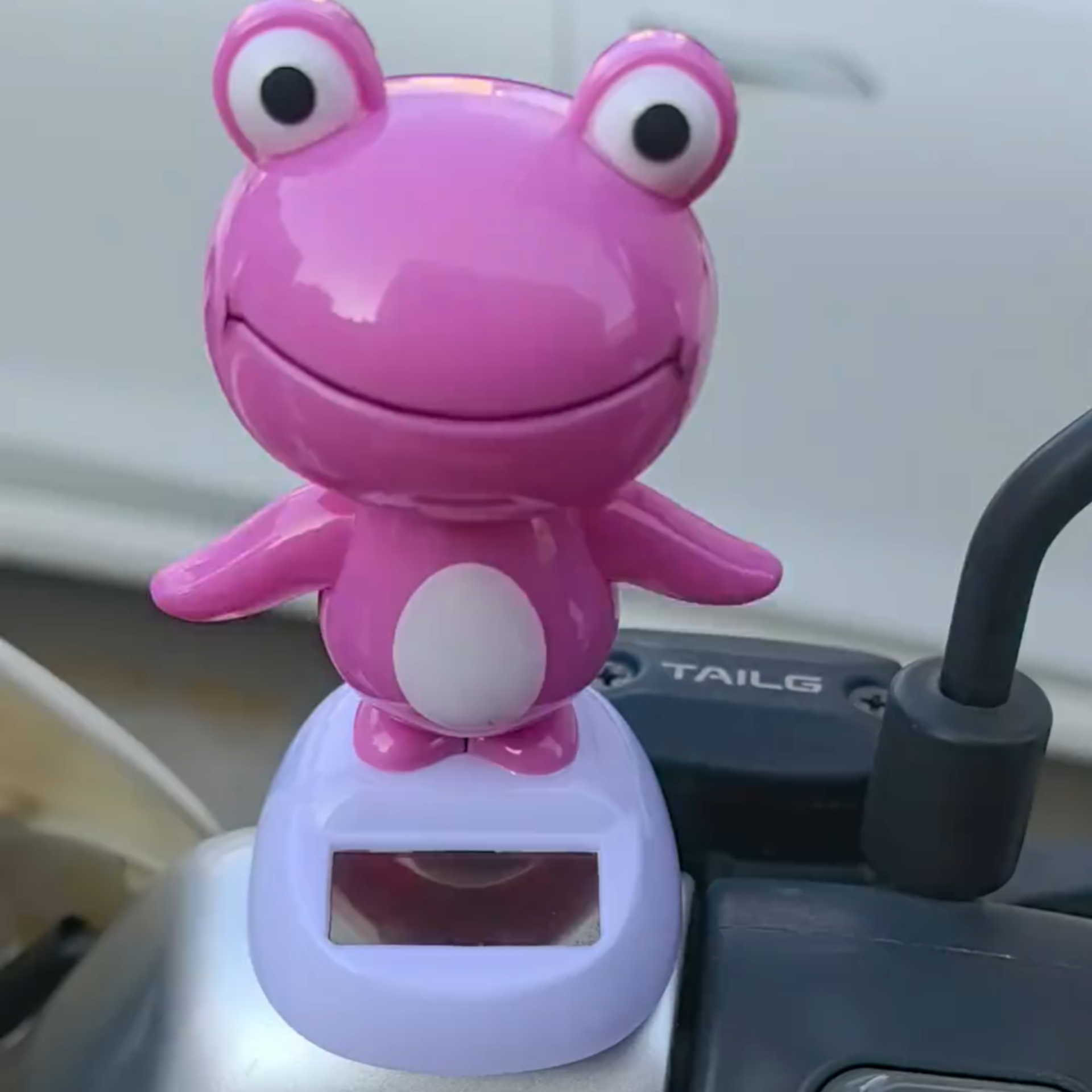 太阳能摆件青蛙摆件装饰汽车内饰车尾仪表后备箱车顶可爱摇摆玩偶