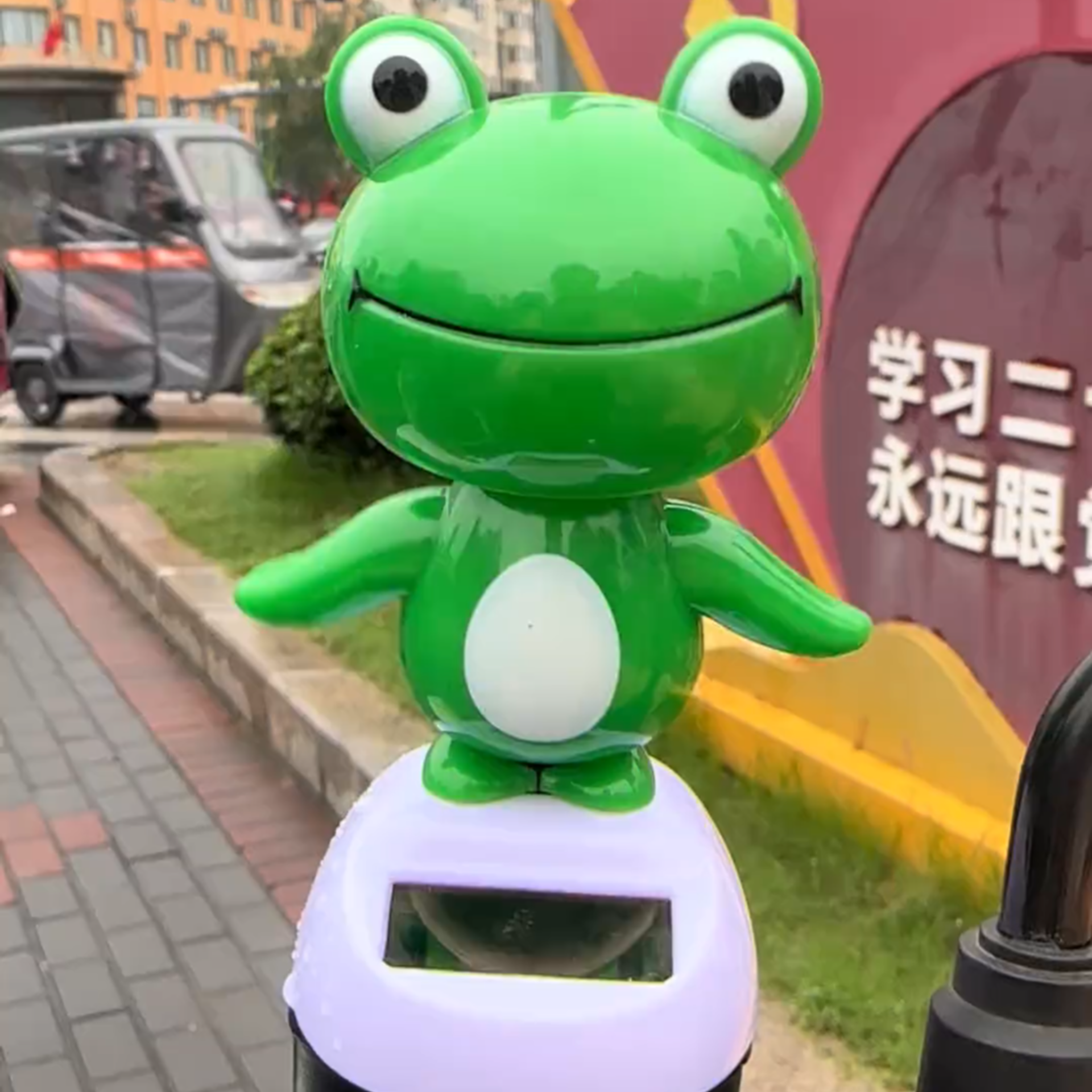 爆款太阳能摆件汽车内饰装饰摆着仪表台动物热销青蛙可爱玩偶礼物