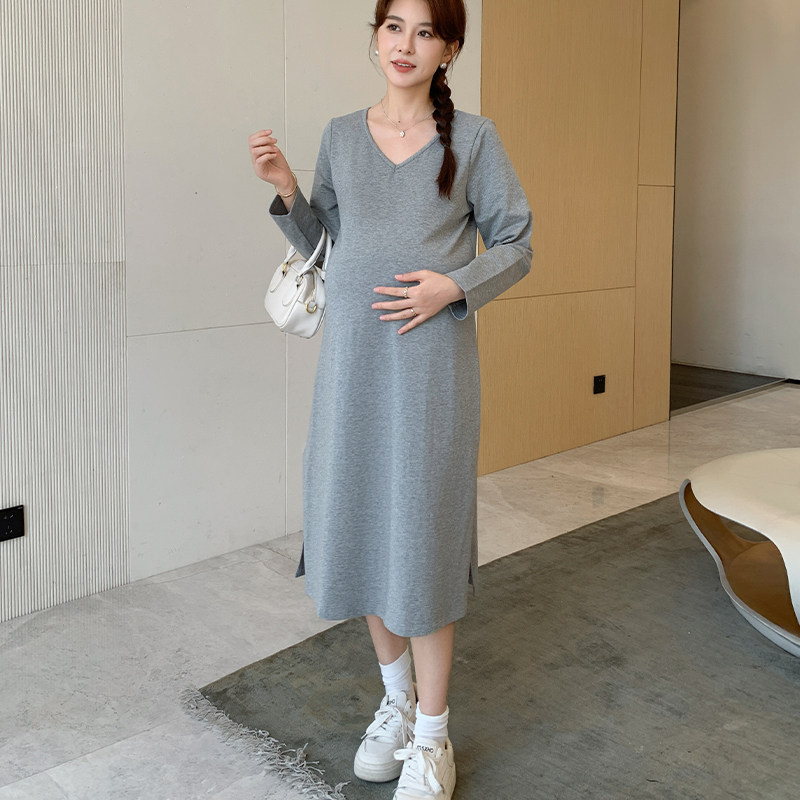 孕妇连衣裙秋冬新款V领百搭下摆开叉宽松打底裙纯色针织春秋裙
