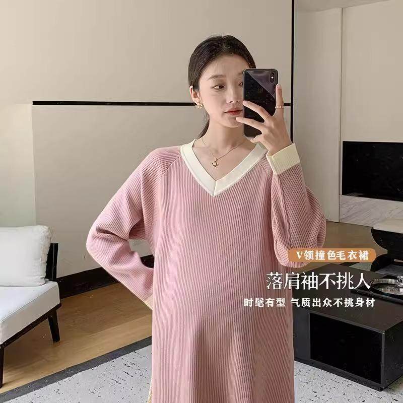 孕妇连衣裙2026春秋新款中长款V领撞色时尚弹力针织裙百搭毛衣裙