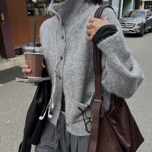 韩国代购官网女装Feminique 2025秋气质单排扣高领开襟针织衫外套