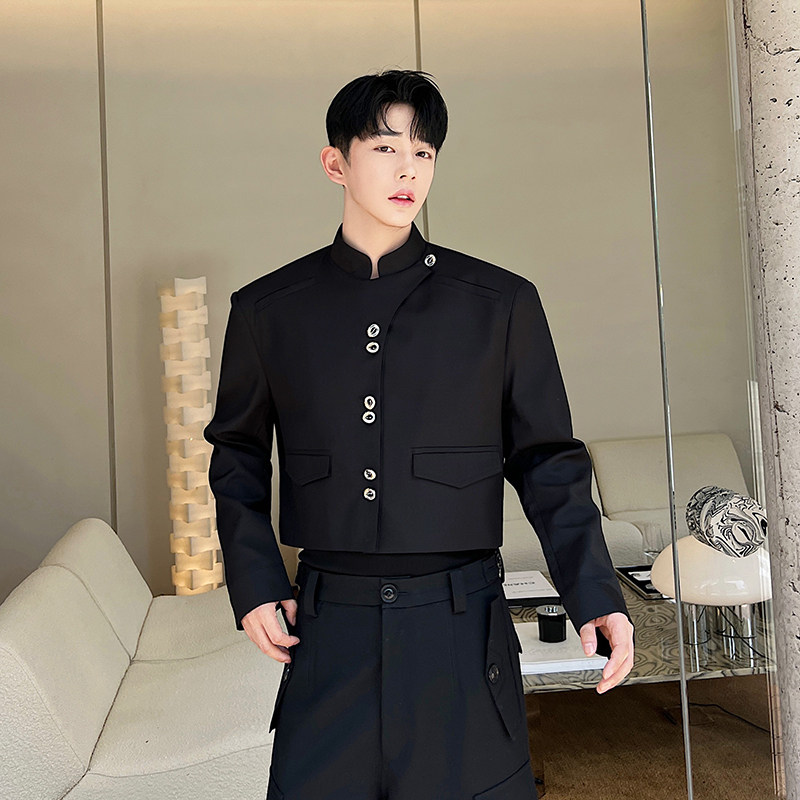 틈새 디자이너 새로운 중국 스타일 스탠드 칼라 금속 버클 대각선 옆을 터 놓은 부분 짧은 정장 재킷 남자의 잘 생긴 하이 엔드 재킷