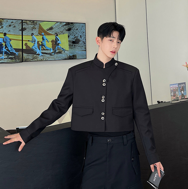 틈새 디자이너 새로운 중국 스타일 스탠드 칼라 금속 버클 대각선 옆을 터 놓은 부분 짧은 정장 재킷 남자의 잘 생긴 하이 엔드 재킷