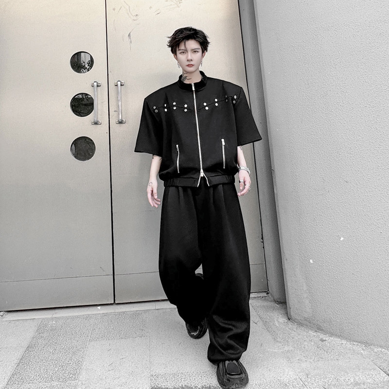 여름 다크 스타일 틈새 스탠드 칼라 리벳 장식 반팔 재킷 남성 정장 잘 생긴 하이 엔드 바지 투피스 세트