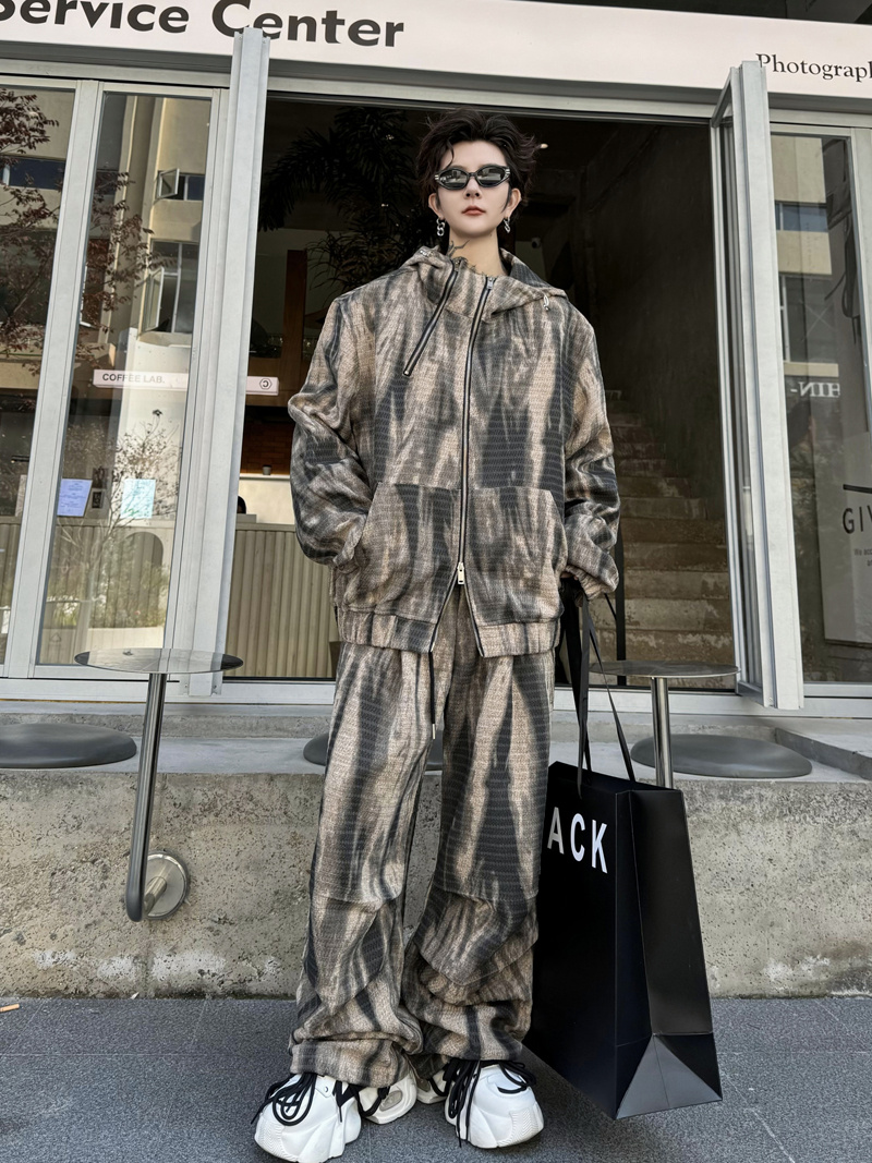 涂鸦渐变色痞帅连帽开衫夹克套装