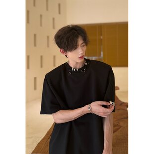 夏季小众设计师款领口金属装饰短袖T恤男垫肩黑色痞帅高级感上衣