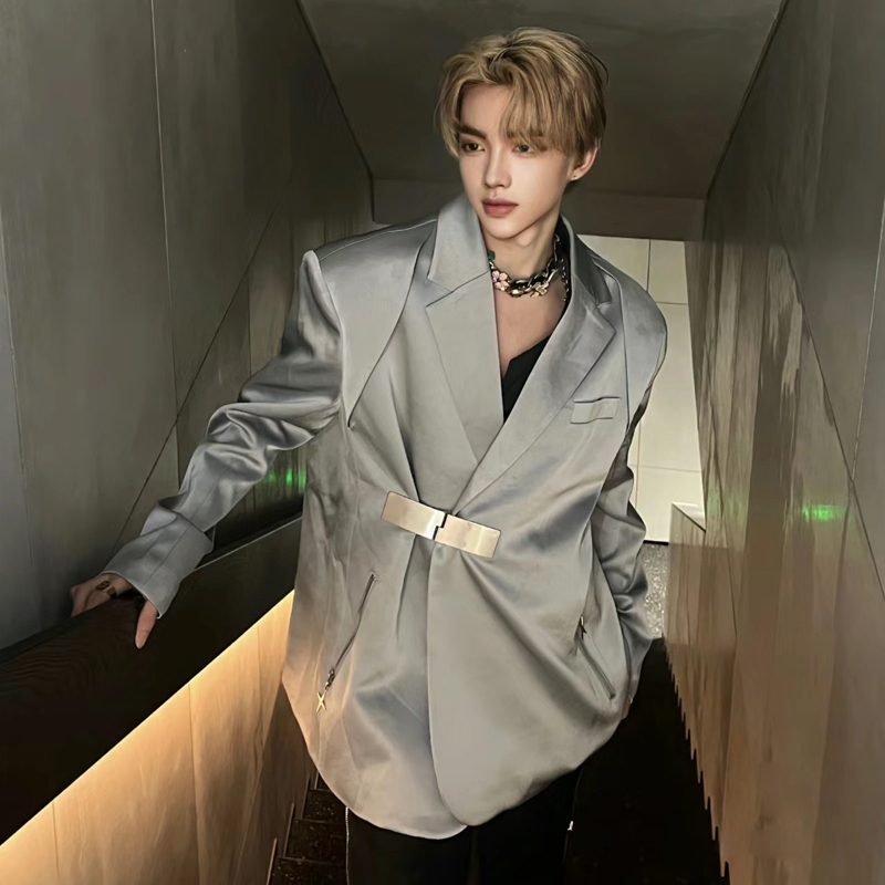 银色金属卡扣设计感垫肩西服男