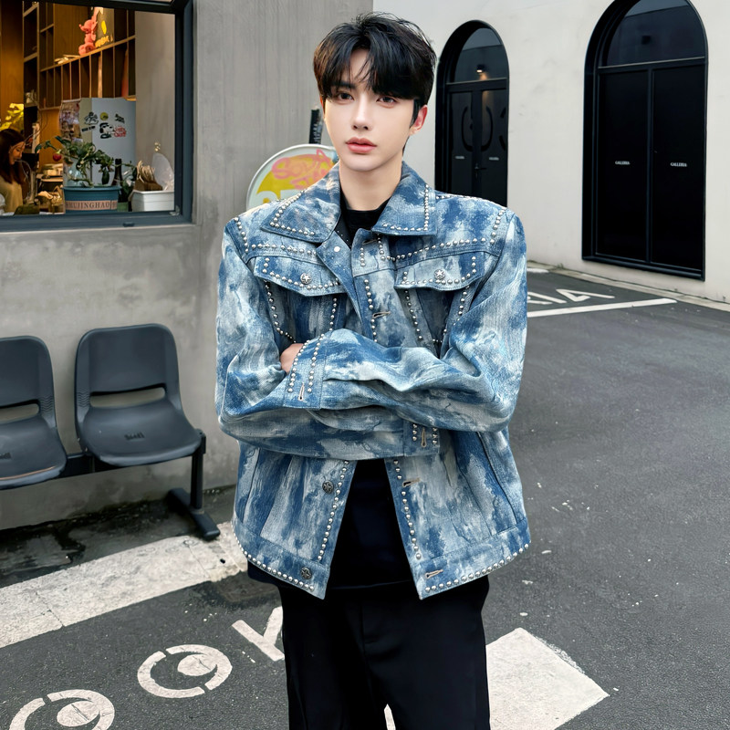 春秋柳钉装饰设计感短款垫肩牛仔外套男模穿搭复古做旧夹克潮痞帅