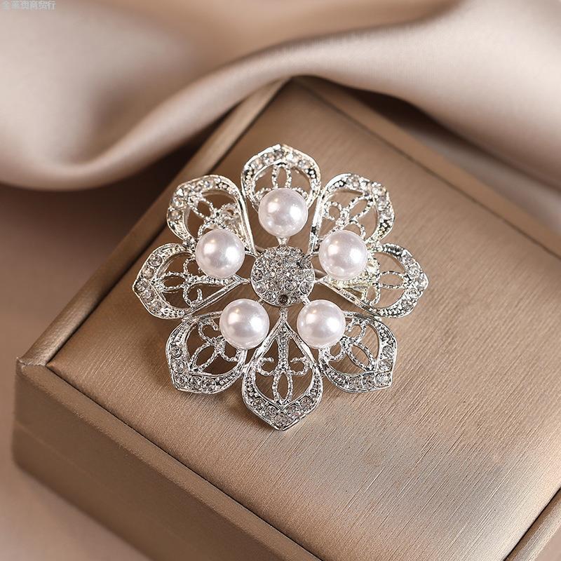 珍珠镶钻花朵胸针女高级感小众轻奢别针大衣西装配饰防走光扣胸花
