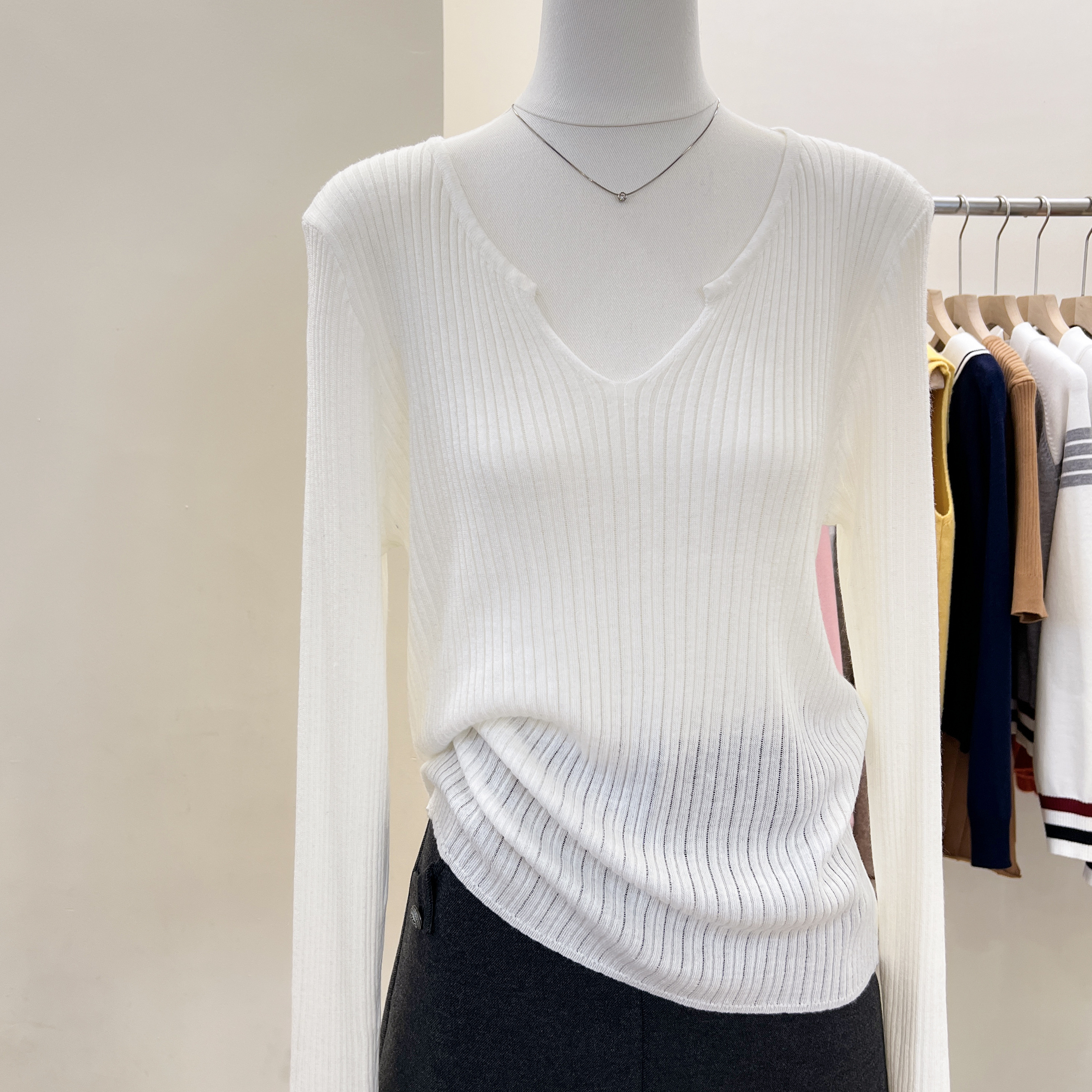 白色V领针织衫长袖打底衫女秋冬