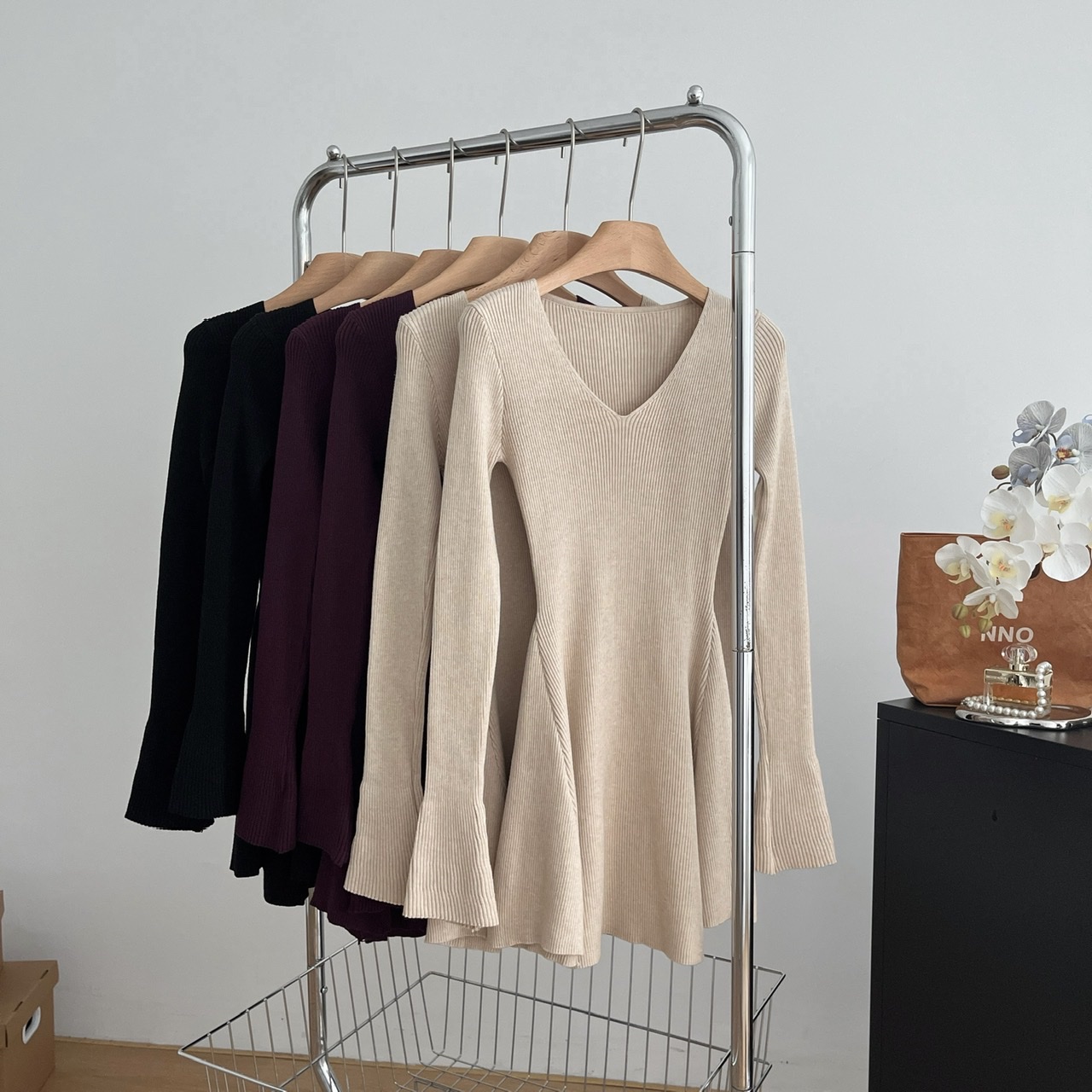 早秋新款收腰V领针织连衣裙女