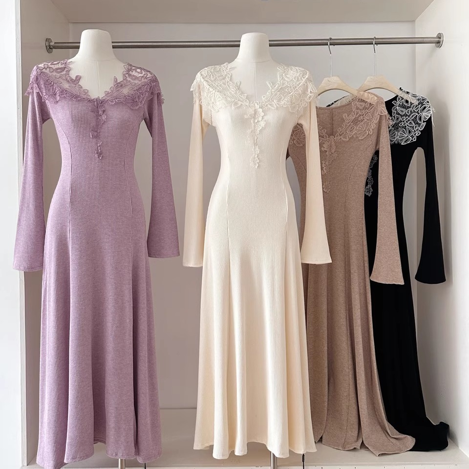 温柔氛围感蕾丝v领针织连衣裙女秋冬气质收腰毛衣内搭打底长裙子