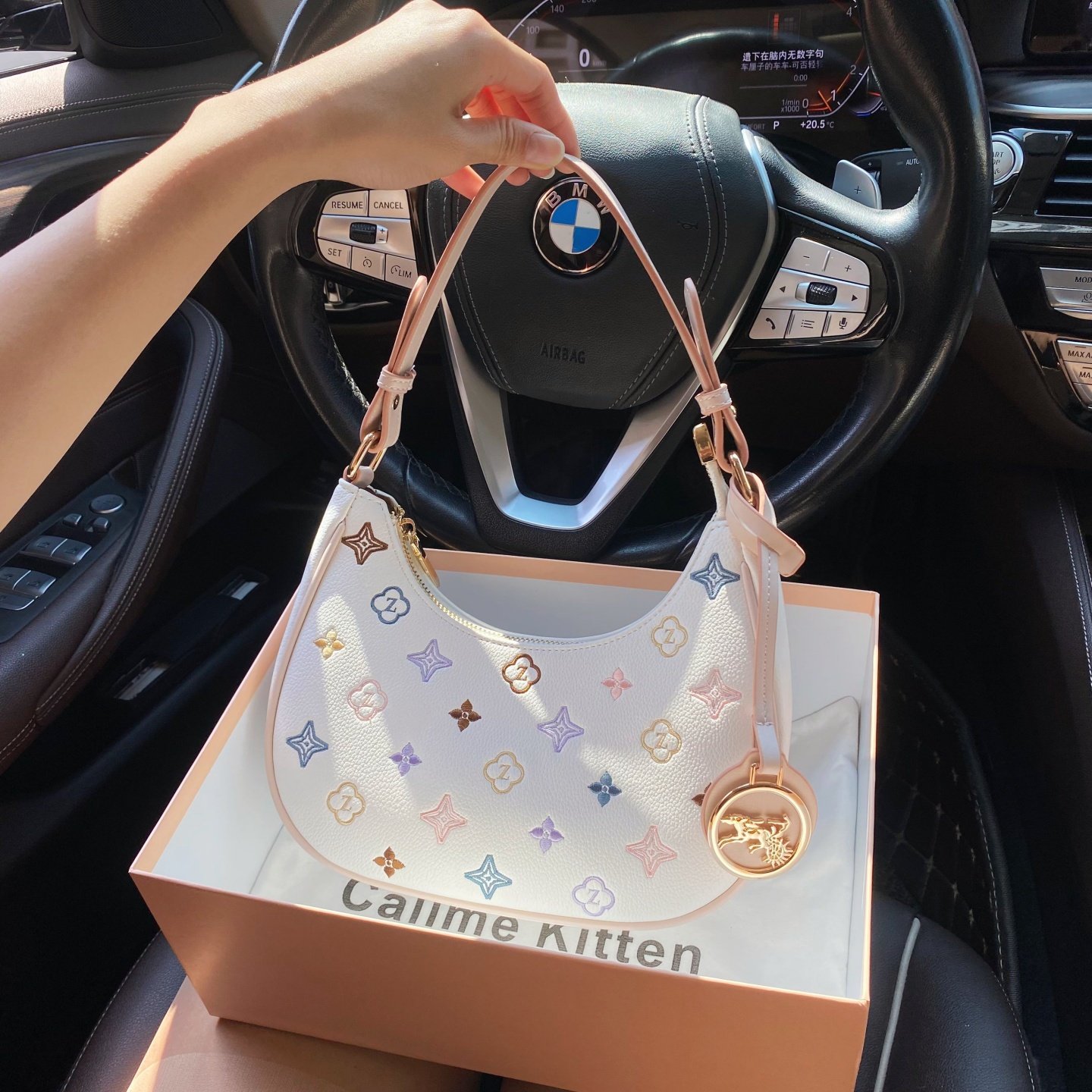 CallmeKitten高级感撞色刺绣法棍腋下包包2026新款小众轻奢新月包