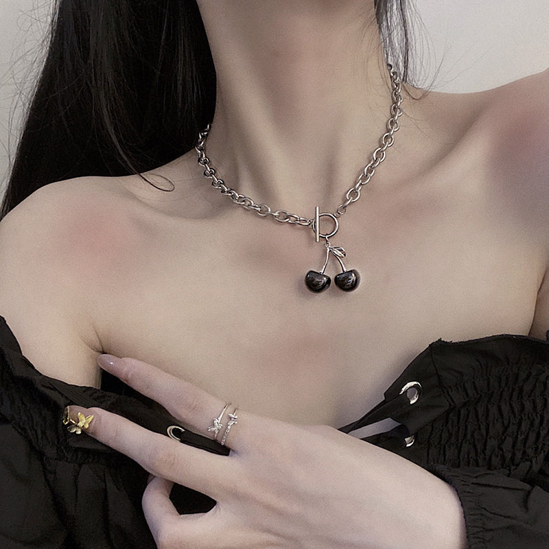 甜酷女孩锁骨链设计感黑色樱桃朋克风钛钢ot扣项链嘻哈蹦迪姐妹款