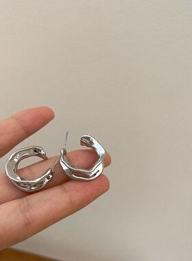 S925银针 几何C型褶皱设计感耳圈耳环黑色烤漆甜酷风个性时尚耳钉