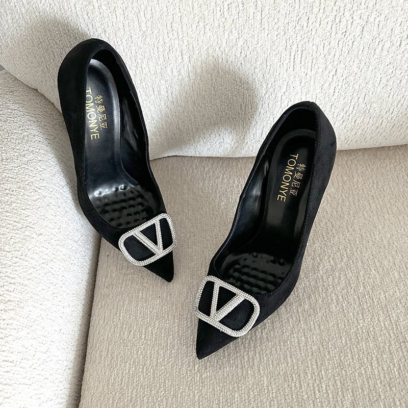 黑色反绒面微浅口银色水钻V扣女高跟单鞋2026早春新款尖头细跟12